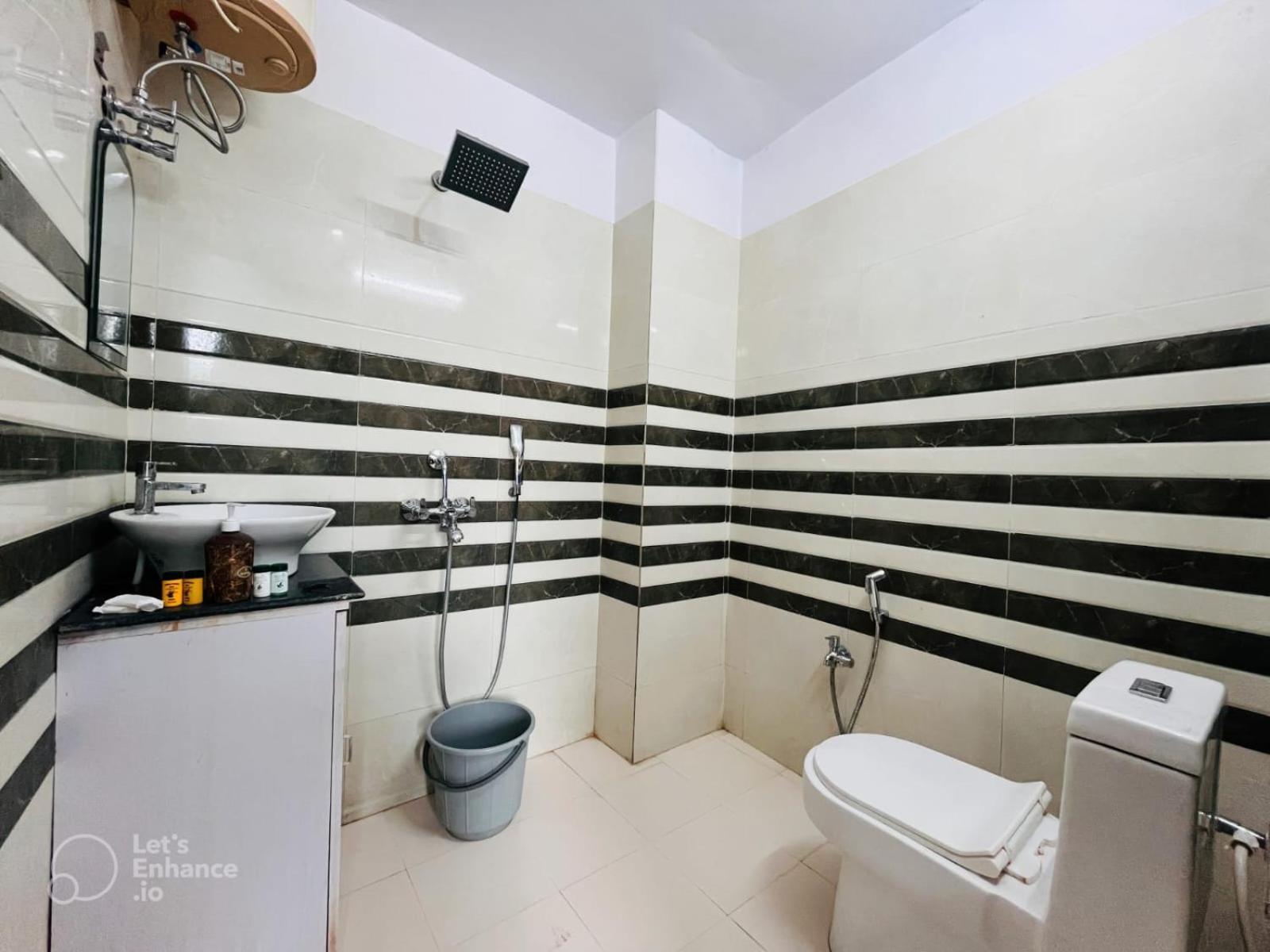 Vinayak Plaza Hotel *